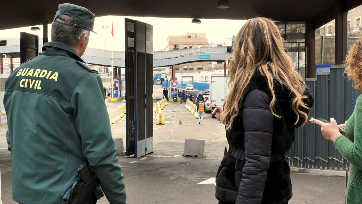 Sabrina Moh, delegada del Gobierno en Melilla supervisando la entrada del primer camión que cruza la frontera con Marruecos desde agosto de 2018 - PHOTO/DELEGACIÓN DEL GOBIERNO