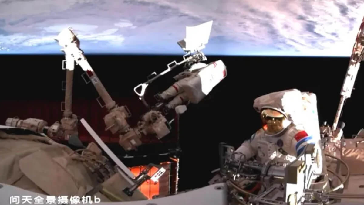 <p>Los cosmonautas chinos Song Lingdong y Cai Xuzhe (al fondo) continúan el 17 de diciembre con los trabajos en el exterior de complejo orbital Tiangong - PHOTO/CMSEO </p>
<p> </p>