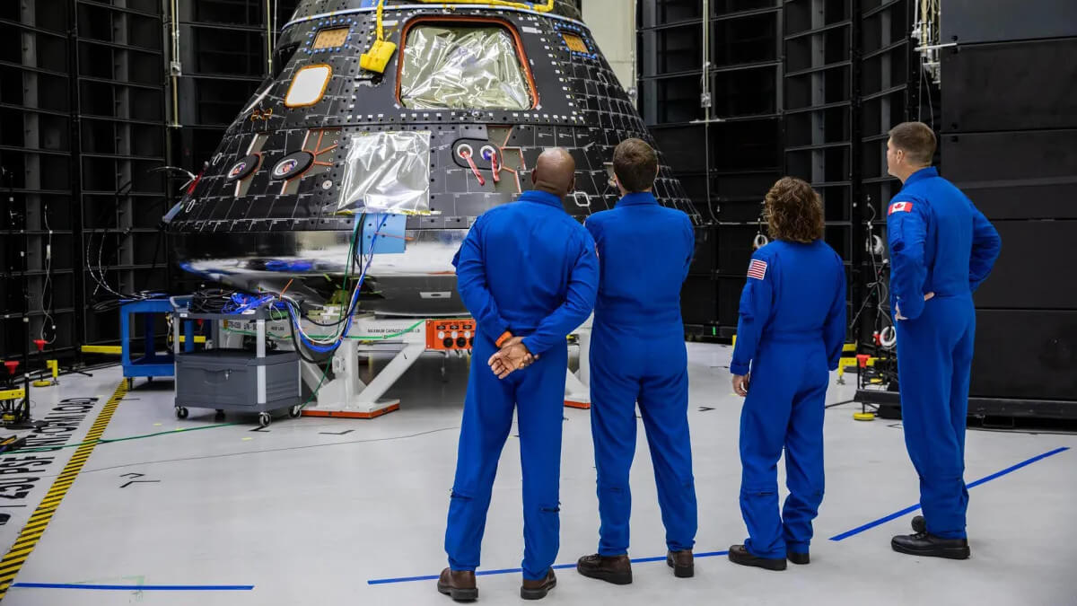 Los tres astronautas norteamericanos y el canadiense que componen la tripulación de la próxima misión lunar Artemis II ante la cápsula Orión que, junto con el lanzador SLS, están a la espera de la decisión de la Administración Trump - PHOTO/NASA