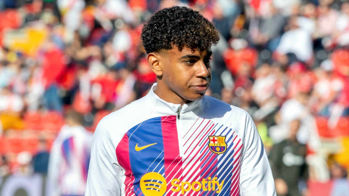 Lamine Yamal, en el campo del Rayo Vallecano de Madrid calentando antes del partido - <a data-cke-saved-href="https://depositphotos.com/es/?/" href="https://depositphotos.com/es/?/">Depositphotos</a>