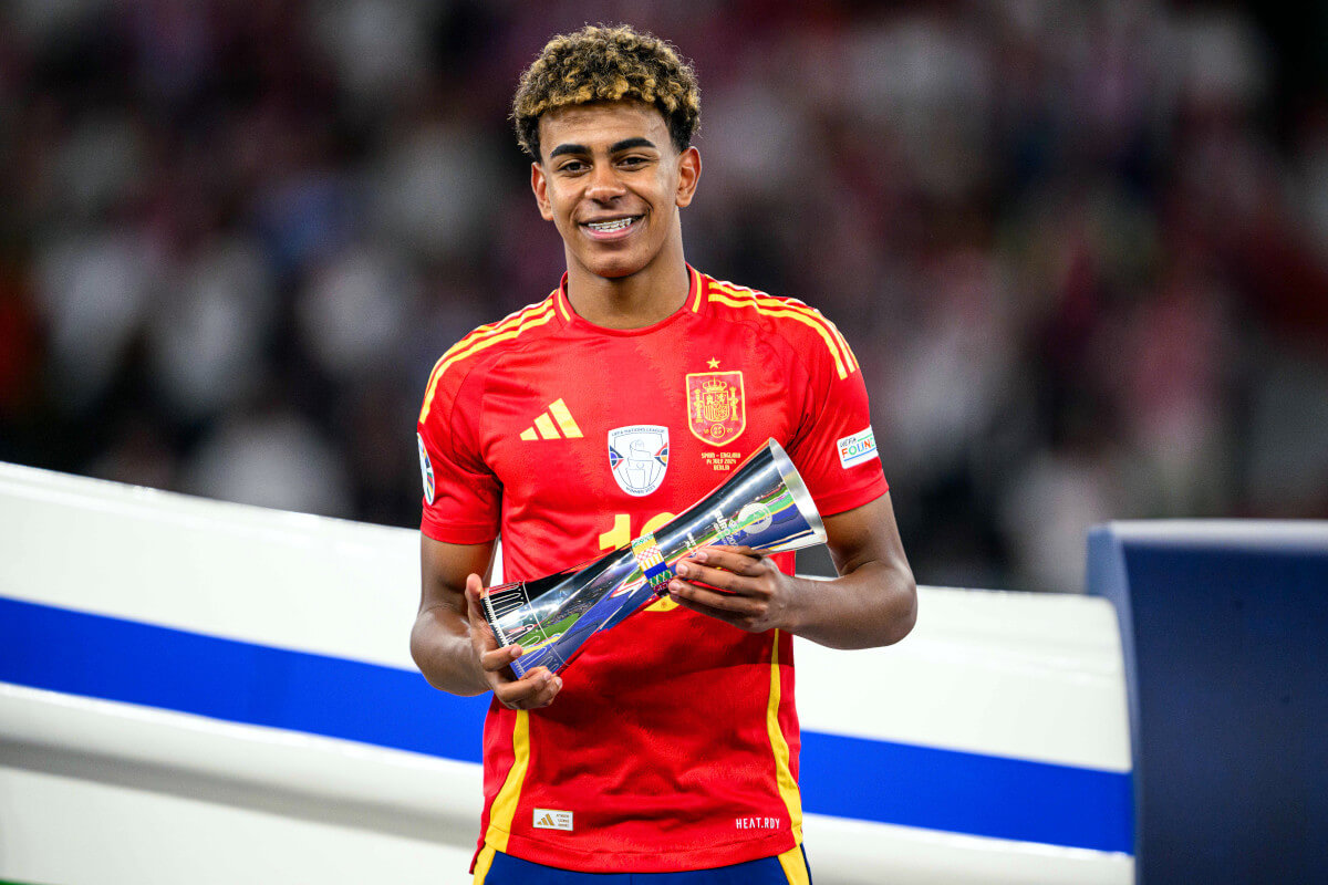 Lamine Yamal, levantando el trofeo de mejor jugador joven de la Eurocopa de 2024 - <a data-cke-saved-href="https://depositphotos.com/es/?/" href="https://depositphotos.com/es/?/">Depositphotos</a>