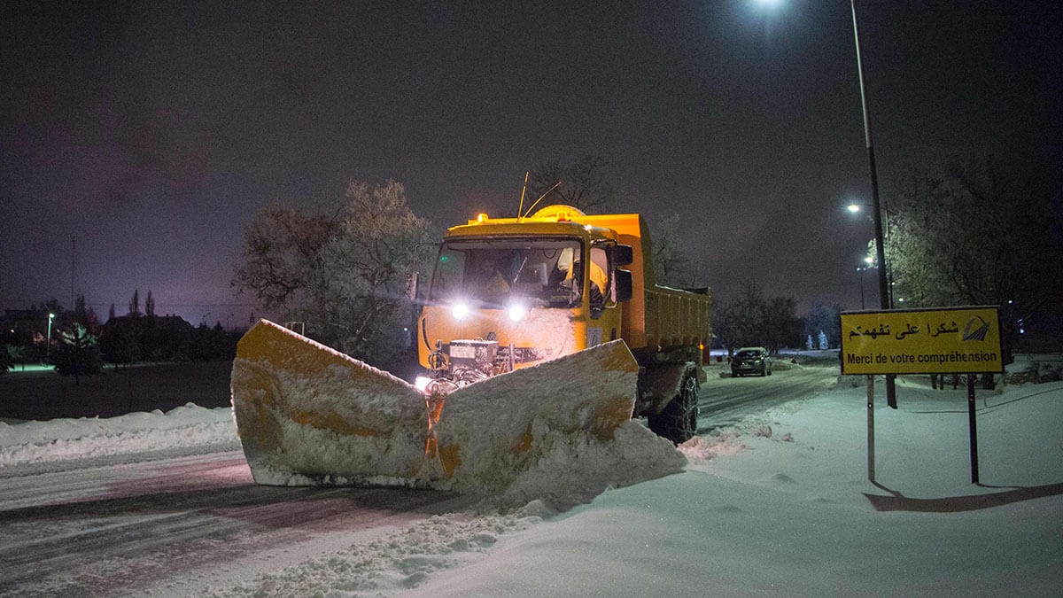 <p>Una máquina quitanieves avanza bajo la nieve en una calle de Ifrane, mientras una ola de frío golpea Marruecos - PHOTO/ARCHIVO </p>