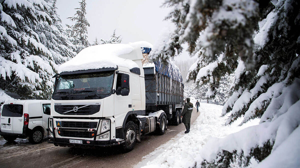 <p>Un miembro de las Fuerzas Auxiliares Marroquíes detiene vehículos para advertir a los conductores de la fuerte nevada en la montañosa ciudad marroquí de Ifrane - PHOTO/ARCHIVO </p>