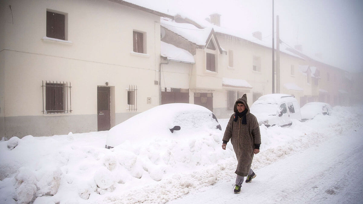 <p>Un hombre camina entre la nieve, mientras una ola de frío golpea a Marruecos - PHOTO/ARCHIVO </p>