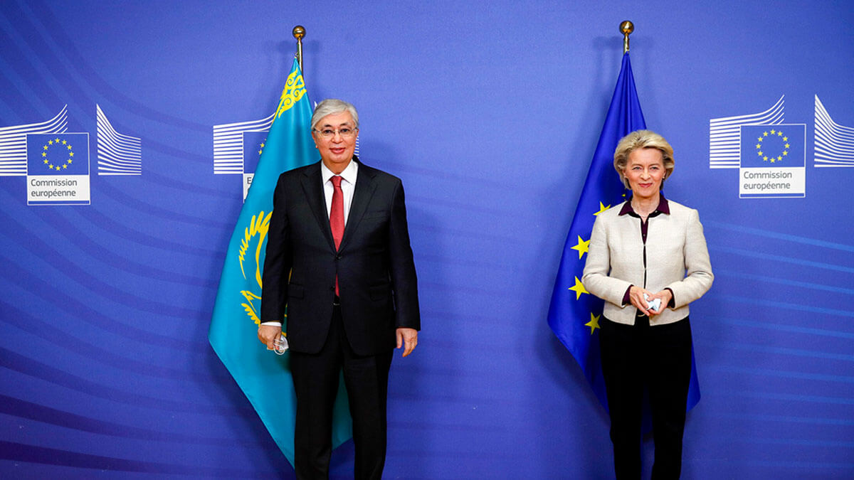 <p>La presidenta de la Comisión Europea, Ursula von der Leyen, a la derecha, se reúne con el presidente de Kazajstán, Kassym-Jomart Tokayev, en la sede de la Comisión Europea en Bruselas, Bélgica, el viernes 26 de noviembre de 2021 - PHOTO/ JOHANNA GERON via AP</p>