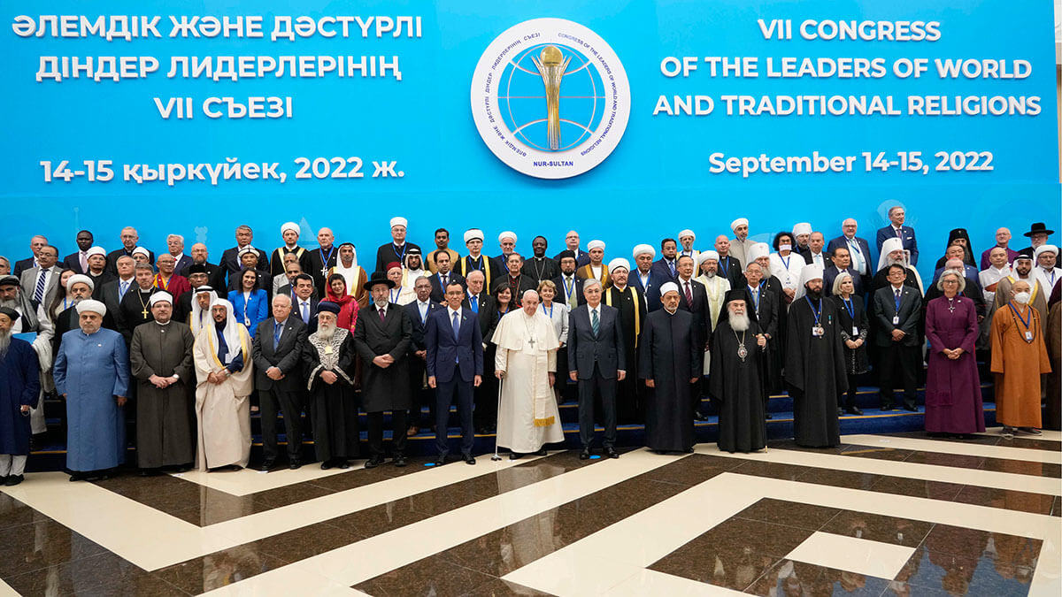 <p>El Papa Francisco, en el centro, posa con el presidente de Kazajstán, Kassym-Jomart Tokayev, y líderes religiosos para una foto familiar en el 7º Congreso de Líderes de Religiones Mundiales y Tradicionales, en Nur-Sultan, Kazajstán, el miércoles 14 de septiembre de 2022 - AP/ ANDREW MEDICHINI</p>