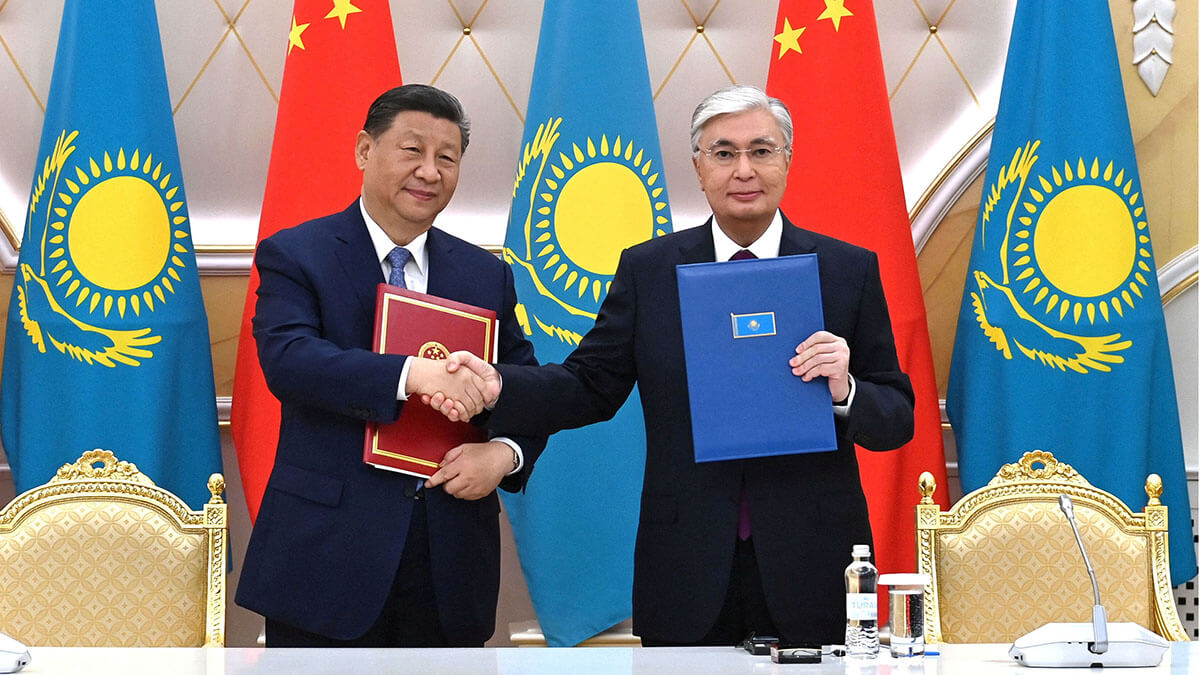 <p>El presidente de Kazajstán, Kassym-Jomart Tokayev, y el presidente de China, Xi Jinping, se dan la mano durante una ceremonia de firma tras sus conversaciones en Astana, Kazajstán, el 3 de julio de 2024 - PHOTO/ Servicio de Prensa del Presidente de Kazajstán via REUTERS </p>
