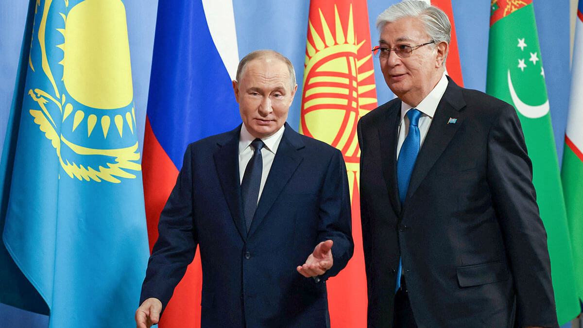 <p>El presidente ruso, Vladimir Putin, y el presidente kazajo, Kassym-Jomart Tokayev, de jefes de estado de la Comunidad de Estados Independientes en el complejo turístico Igora en la región de Leningrado, Rusia, el 25 de diciembre de 2024 - SPUTNIK/ALENXANDER KAZAKOV via REUTERS</p>