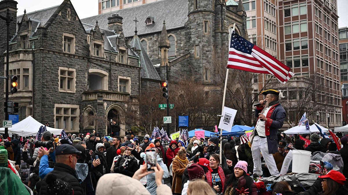 <p>Los partidarios del presidente electo de EE.UU. Donald Trump esperan afuera de la Arena Capital One en Washington, DC, para un mitin de victoria de MAGA, el 19 de enero de 2025, un día antes de la investidura de Trump - PHOTO/ ARCHIVO<br />
</p>