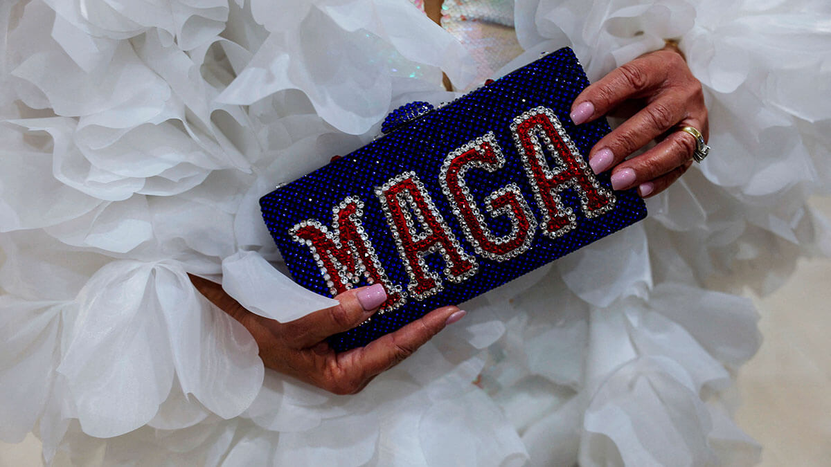 <p>Karen Gonzalez Pittman, representante estatal de la Cámara de Representantes de Florida por el distrito 65, muestra su bolso MAGA antes de asistir al Sunshine Ball en Washington, EE.UU. el 18 de enero de 2025 - REUTERS/ SHANNON STAPLETON<br />
</p>