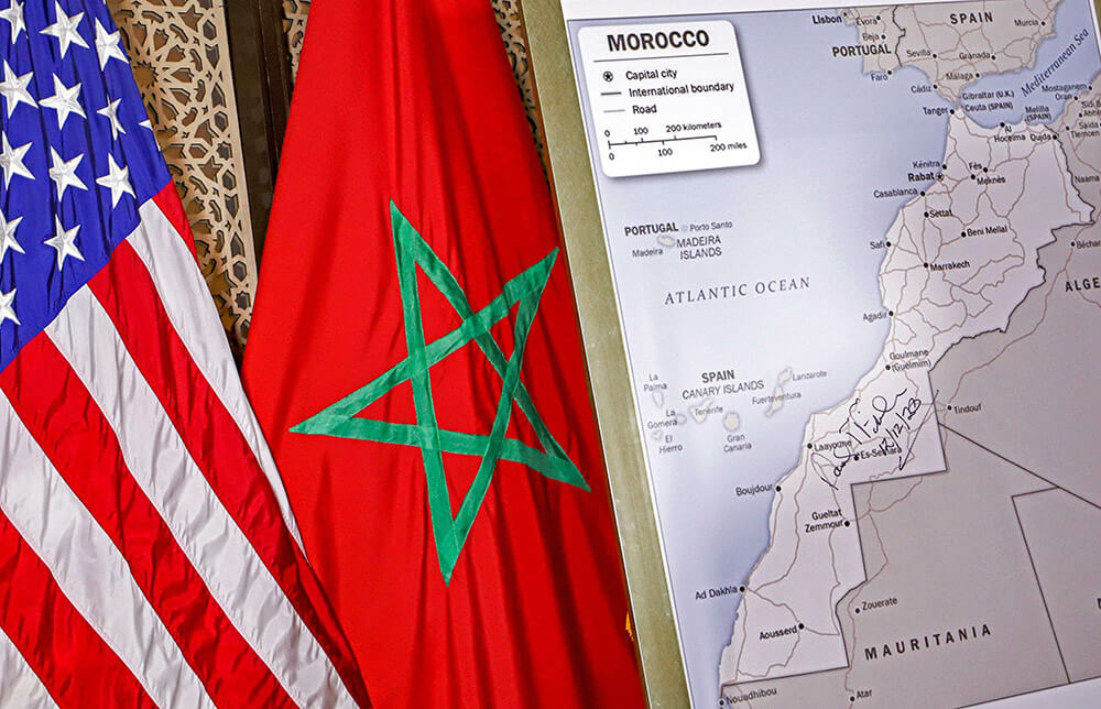 Banderas de Estados Unidos y Marruecos junto a un mapa autorizado por el Departamento de Estado de Estados Unidos de Marruecos que reconoce el territorio internacionalmente disputado del Sahara Occidental como parte del reino del norte de África, en la capital de Marruecos - PHOTO/ ARCHIVO