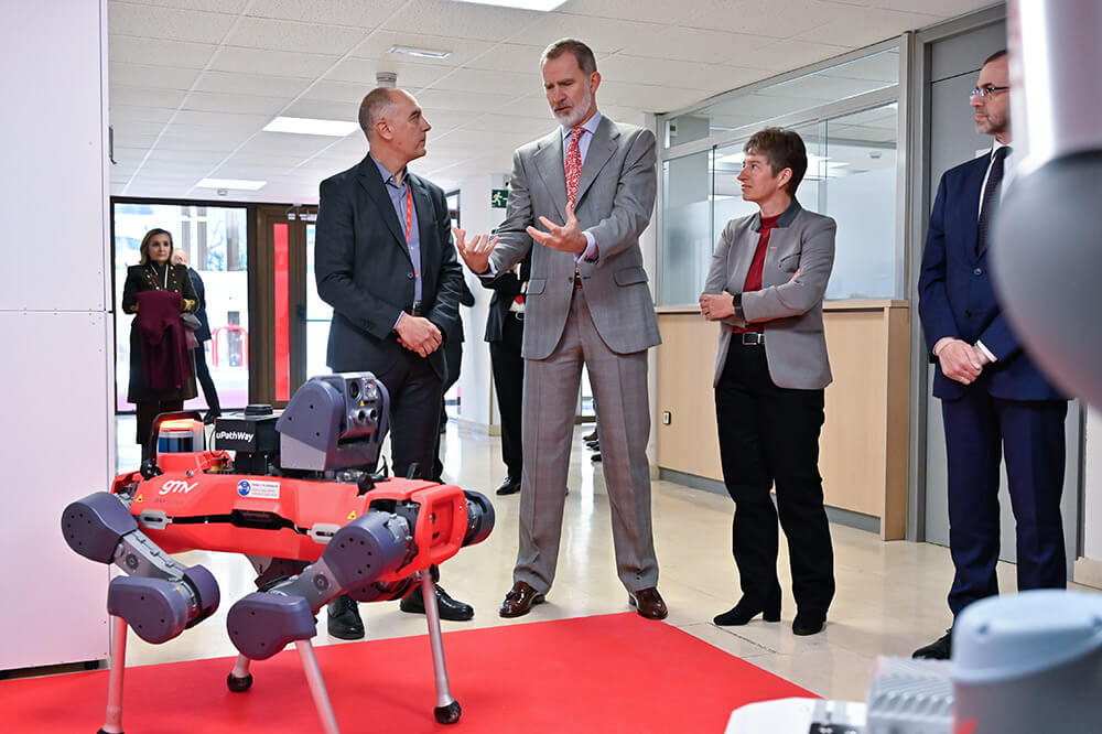 GMV acaba de cerrar el año de su 40 aniversario con la visita a su cuartel general del Rey Felipe, quien mostró en diversas ocasiones su interés por conocer más detalles y prestaciones de las innovaciones robóticas del grupo tecnológico - PHOTO/GMV 