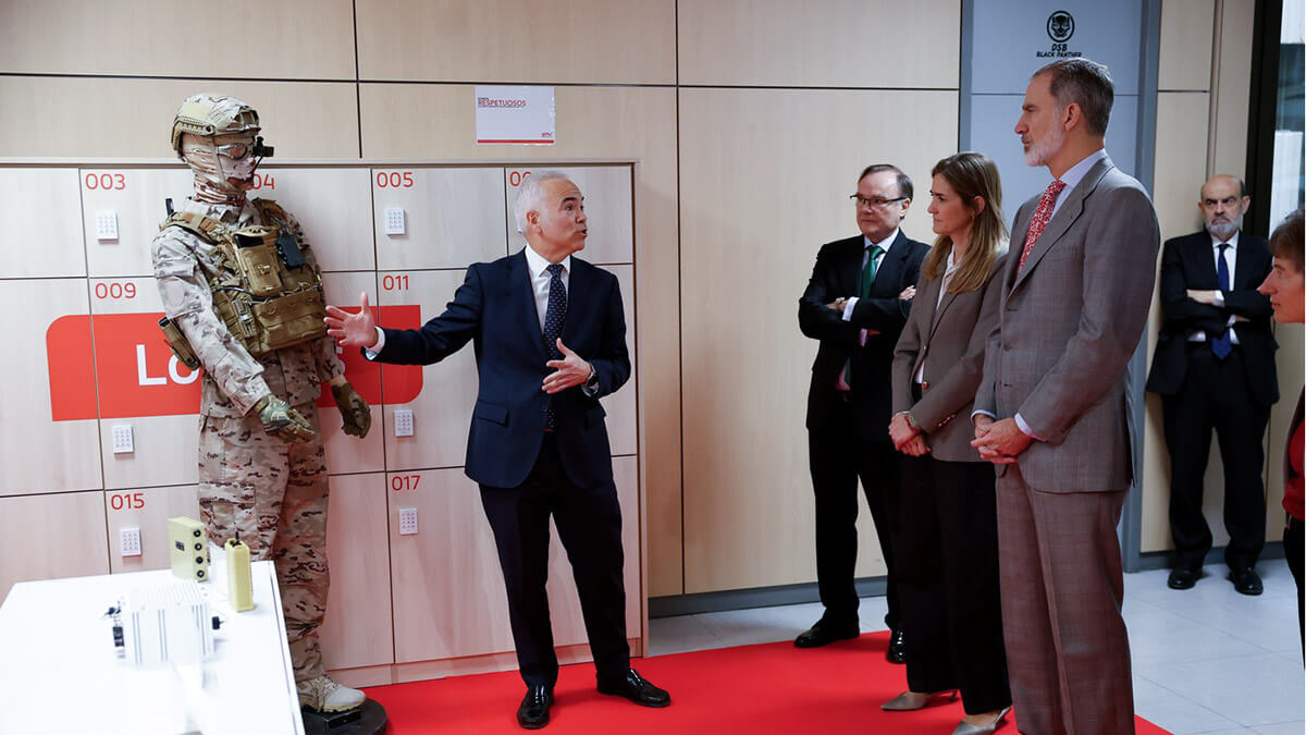 El director de Desarrollo de Negocio de la División de Seguridad y Defensa, José Prieto, explica al Rey Felipe el ordenador “ciego” del SISCAP que incorpora el futuro sistema del combatiente - PHOTO/Casa de S.M. el Rey 