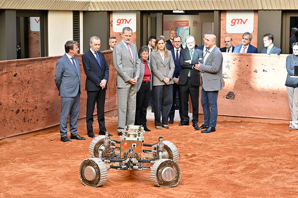 Demostración de un vehículo de cuatro ruedas desarrollado por GMV para rodar por el Planeta Rojo. El segundo por la izquierda es Jesús Serrano, director general e impulsor de GMV desde 2009 - PHOTO/ 