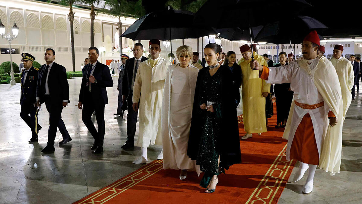 <p>La primera dama francesa, Brigitte Macron (izq.), y la princesa marroquí, Lalla Khadija, caminan durante una cena de Estado en el Palacio Real de Rabat, el 29 de octubre de 2024, como parte de una visita de Estado de tres días del presidente francés a Marruecos - PHOTO/MAP </p>