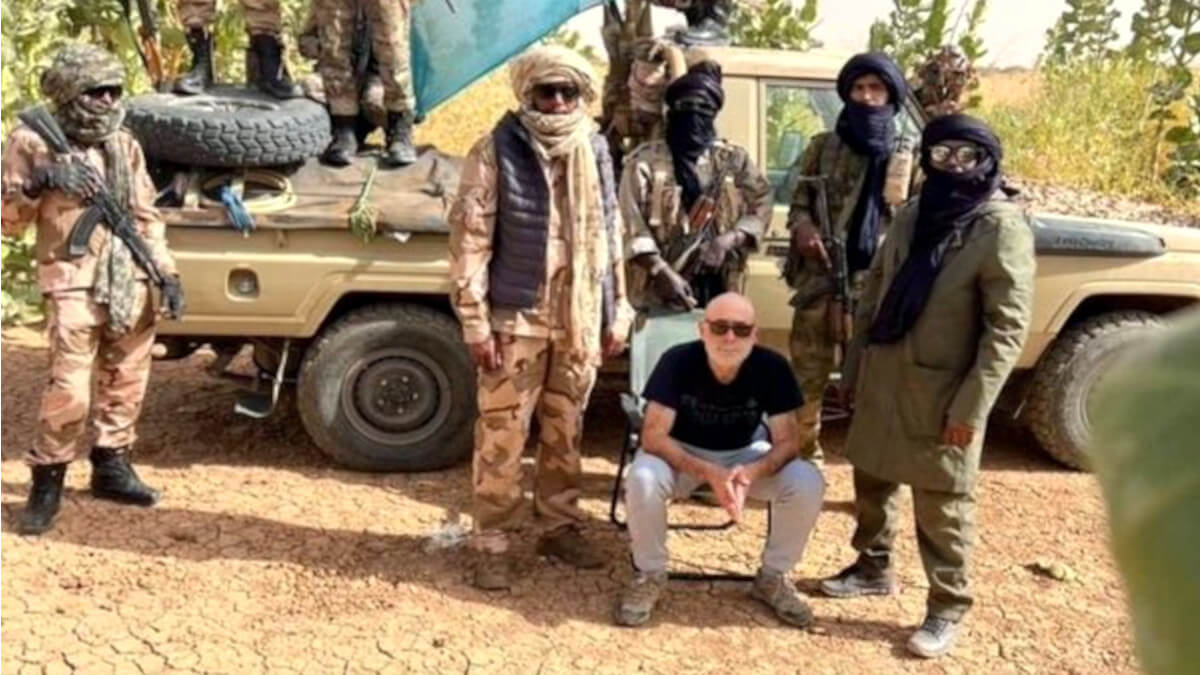 El turista español, Joaquín Navarro, junto a sus secuestradores instantes antes de ser entregado al Ejército argelino - PHOTO/FRENTE DE LIBERACIÓN AZAWAD