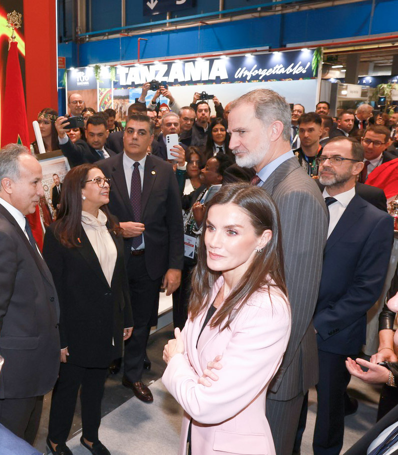 <p>Los Reyes a su paso por el stand de Marruecos en Fitur - PHOTO/Casa de S.M. El Rey</p>