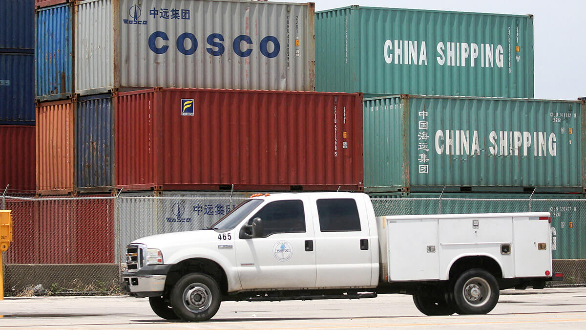 <p>Contenedores de carga de Cosco y China Shipping en el Puerto de Miami - REUTERS/ CARLO ALLEGRI</p>