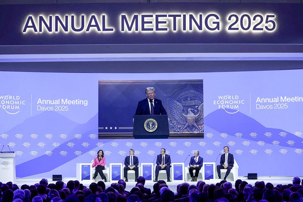 El presidente de Estados Unidos, Donald Trump, pronuncia un discurso especial de forma remota mientras Ana Patricia Botín, presidenta del banco español Santander, Brian Moynihan, director ejecutivo de Bank of America, Patrick Pouyanne, director ejecutivo de TotalEnergies, Stephen Schwarzman, director ejecutivo y cofundador de Blackstone Group y Borge Brende, presidente y director ejecutivo del Foro Económico Mundial, asisten a la 55ª reunión anual del Foro Económico Mundial (WEF) en Davos, Suiza, el 23 de enero de 2025 - REUTERS/YVES HERMAN