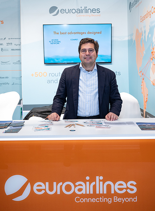Antonio López Lázaro, CEO de Euroarlines, en el stand de la compañía en FITUR 2025 - ATALAYAR/ GUILLERMO LÓPEZ