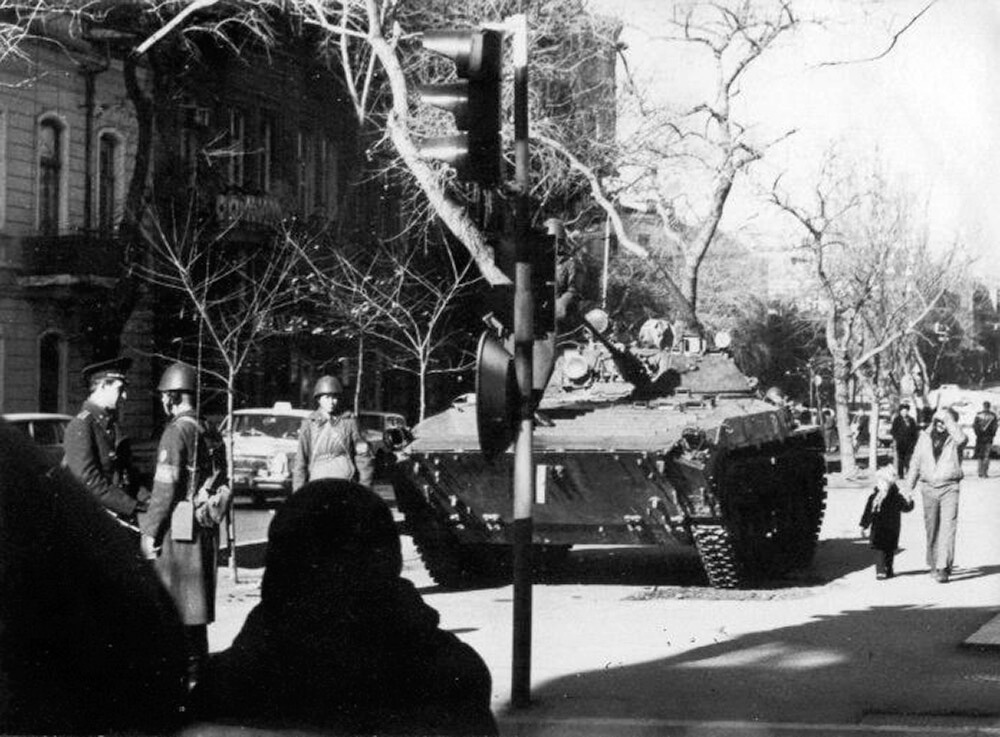<p>Fusileros del Ejército Soviético en Bakú, enero/febrero de 1990 - PHOTO/<a target="_blank"  data-cke-saved-href="https://upload.wikimedia.org/wikipedia/commons/8/8c/RedArmy_Paratroops_Baku_1990.jpg" href="https://upload.wikimedia.org/wikipedia/commons/8/8c/RedArmy_Paratroops_Baku_1990.jpg">RedArmy_Paratroops_Baku_1990.jpg</a> </p>
