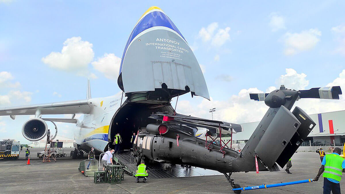 Hasta cinco helicópteros UH-60 Black Hawk pueden ser estibados en el largo y ancho compartimento de carga del An-124, la aeronave que lidera el mercado internacional de las grandes cargas aéreas - PHOTO/Antonov Airlines