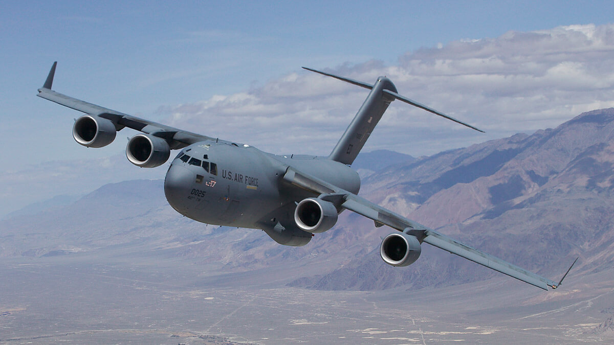El más moderno avión militar de transporte norteamericano Boeing C-17 Globemaster III guarda cierta apariencia externa con el Antonov An-124, pero solo puede estibar cargas por su parte posterior - PHOTO/Boeing