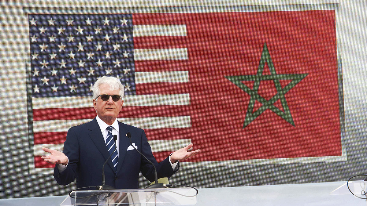 <p>David T. Fischer, habla con los medios a su llegada a Dakhla, en el Sahara Occidental administrado por Marruecos, el domingo 10 de enero de 2021 - AP/ NOUREDDINE ABAKCHOU</p>