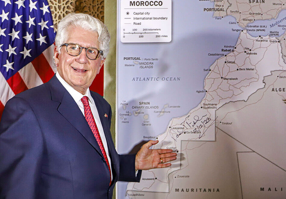 <p>En esta foto de archivo tomada el 12 de diciembre de 2020, David T. Fischer, embajador de Estados Unidos en el Reino de Marruecos, se encuentra ante un mapa de Marruecos autorizado por el Departamento de Estado de Estados Unidos que reconoce el territorio internacionalmente disputado del Sahara Occidental (que lleva la firma de Fischer) como parte del reino del norte de África - PHOTO/ ARCHIVO</p>