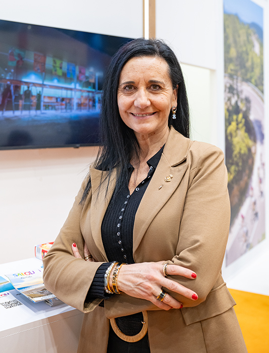 Julia Gómez Mesonero posa en el stand de Salou en la pasada edición de FITUR - ATALAYAR/GUILLERMO LÓPEZ