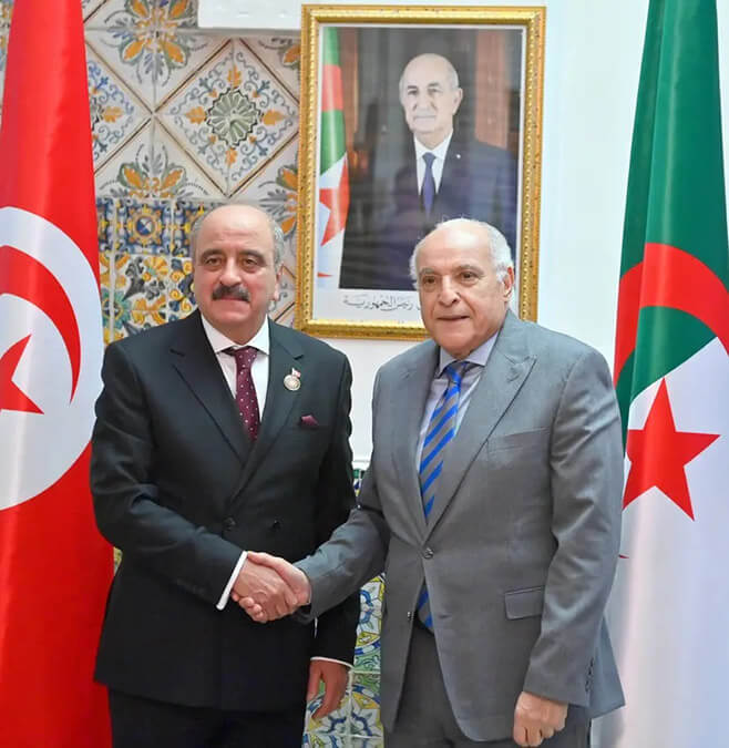 El ministro de Asuntos Exteriores de Argelia, Ahmed Attaf (dcha.) estrecha la mano de su homólogo tunecino, Mohamed Ali Al-Nafti, durante la visita de éste a Argel el pasado 27 de enero <strong>– PHOTO/@MohamedAliNafti</strong>