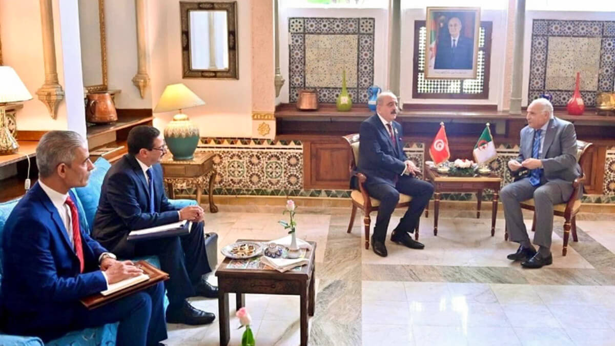 El ministro de Asuntos Exteriores de Argelia, Ahmed Attaf y su homólogo tunecino, Mohamed Ali Al-Nafti, durante la reunión que mantuvieron en Argel el pasado 27 de enero – PHOTO/@MohamedAliNafti
