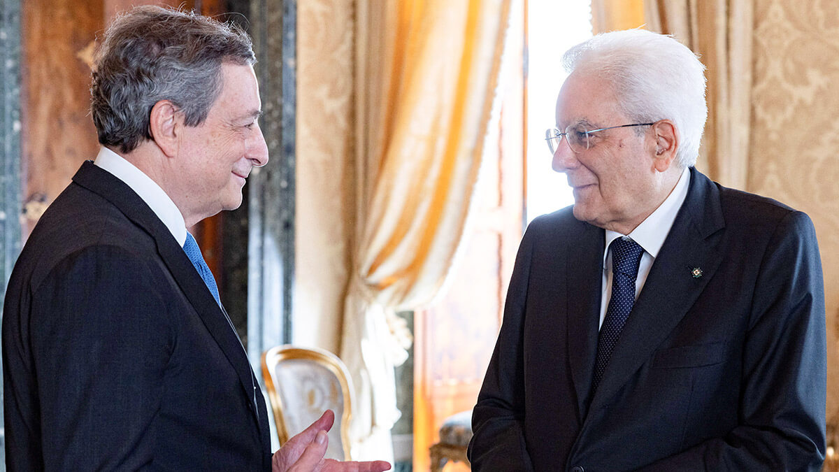 <p>El presidente italiano Sergio Mattarella se reúne con el presidente del Consejo Mario Draghi en Roma, Italia, el 21 de julio de 2022 - PHOTO/ PAOLO GIANDOTTI/ PRESIDENCIA ITALIANA via REUTERS</p>