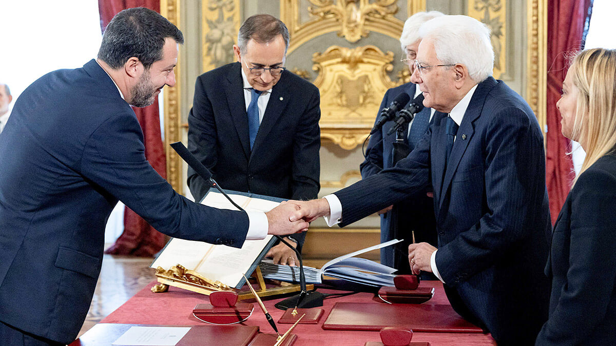 <p>Matteo Salvini, estrecha la mano del presidente de Italia, Sergio Mattarella, durante la ceremonia de juramentación en el Palacio Presidencial del Quirinal, en Roma, Italia, el 22 de octubre de 2022 - PHOTO/ Presidencia italiana vía REUTERS</p>