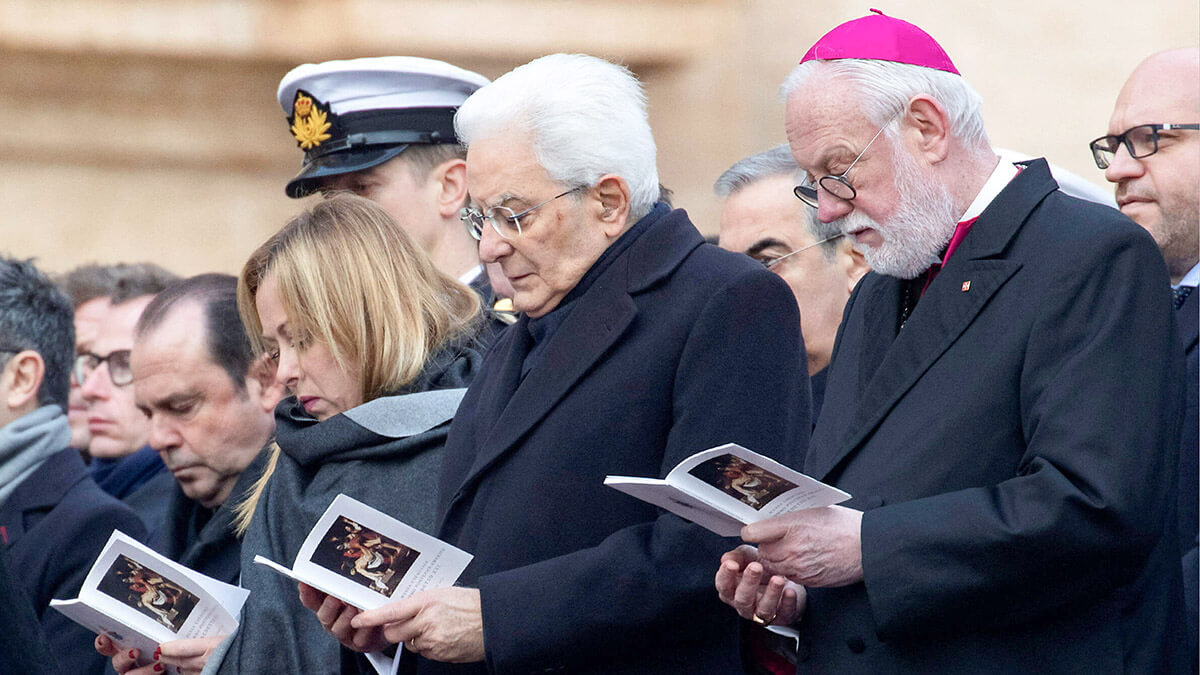 <p>El presidente de Italia, Sergio Mattarella, y la primera ministra, Giorgia Meloni, asisten al funeral del ex Papa Benedicto XVI en la Plaza de San Pedro del Vaticano, el 5 de enero de 2023 - PHOTO/ PAOLO GIANDOTTI/ PRESIDENCIA ITALIANA via REUTERS</p>