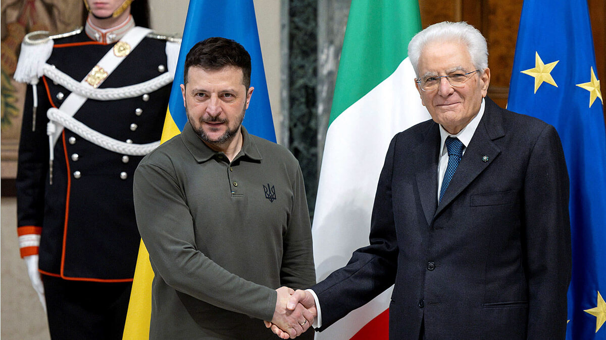 <p>El presidente italiano Sergio Mattarella estrecha la mano del presidente ucraniano Volodymyr Zelenskiy en el Palacio del Quirinale en Roma, Italia, el 10 de enero de 2025 - PHOTO/ PAOLO GIANDOTTI/ PRESIDENCIA ITALIANA via REUTERS</p>