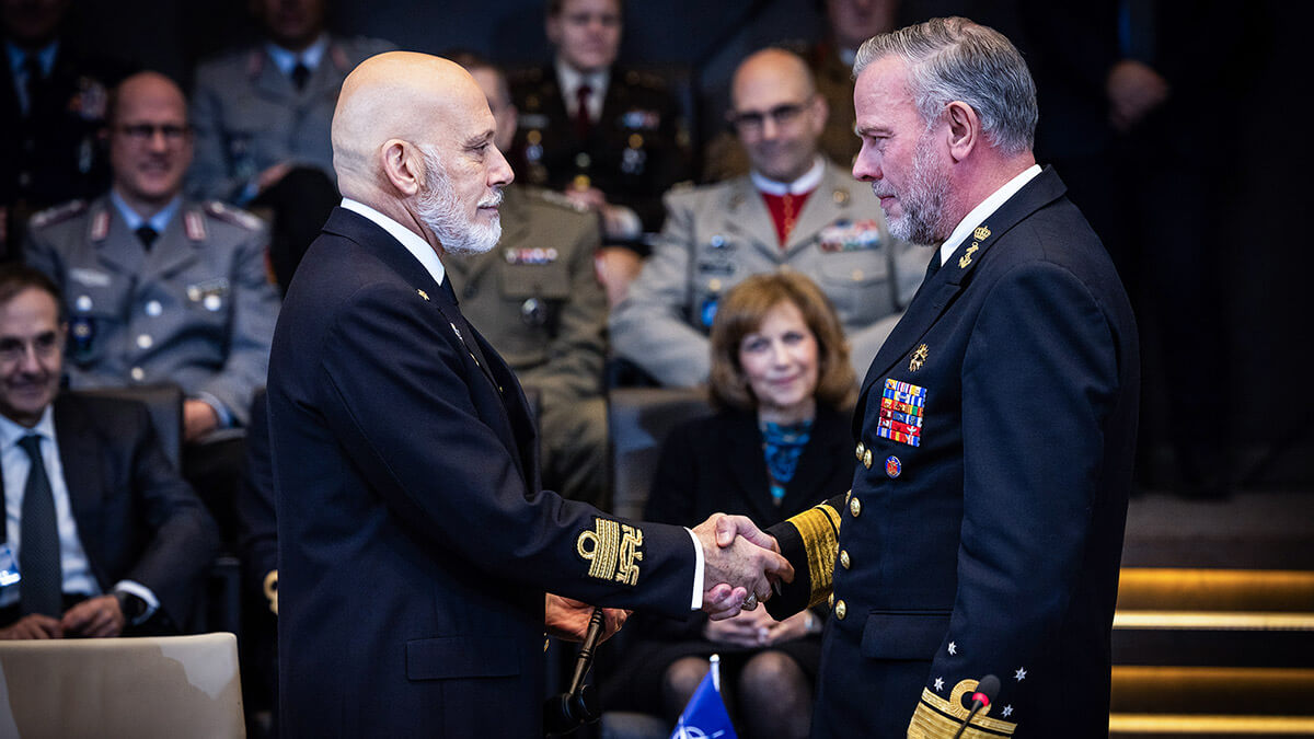 El nuevo presidente del Comité Militar de la OTAN, almirante de la Armada italiana Giuseppe Cavo Dragone (derecha) toma posesión de su cargo el 17 de enero y releva al almirante holandés Rob Bauer - PHOTO/NATO 