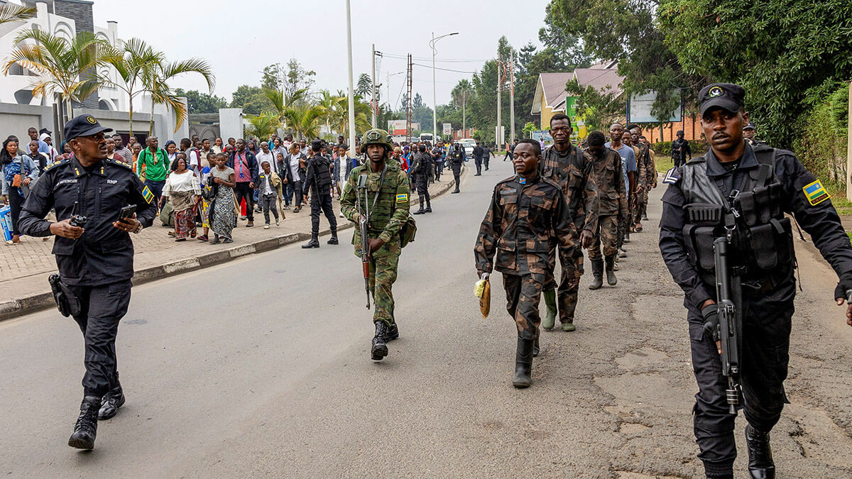 Oficiales de seguridad ruandeses escoltan a miembros de las Fuerzas Armadas de la República Democrática del Congo (FARDC), que se rindieron en Goma, en el este de la República Democrática del Congo, tras los combates entre los rebeldes del M23 y las FARDC, en Gisenyi, Ruanda, el 27 de enero de 2025 - REUTERS/ JEAN BIZIMANA