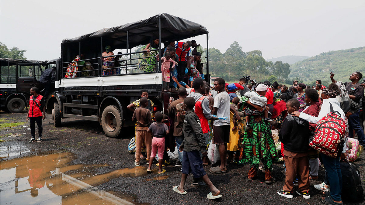 <p>Civiles congoleños que huyeron de Goma, en el este de la República Democrática del Congo, tras los combates entre los rebeldes del M23 y las Fuerzas Armadas de la República Democrática del Congo (FARDC), llegan en un camión a un centro de recepción en Rugerero, cerca de Gisenyi, en el distrito de Rubavu, Ruanda, el 28 de enero de 2025 - REUTERS/ THOMAS MUKOYA</p>