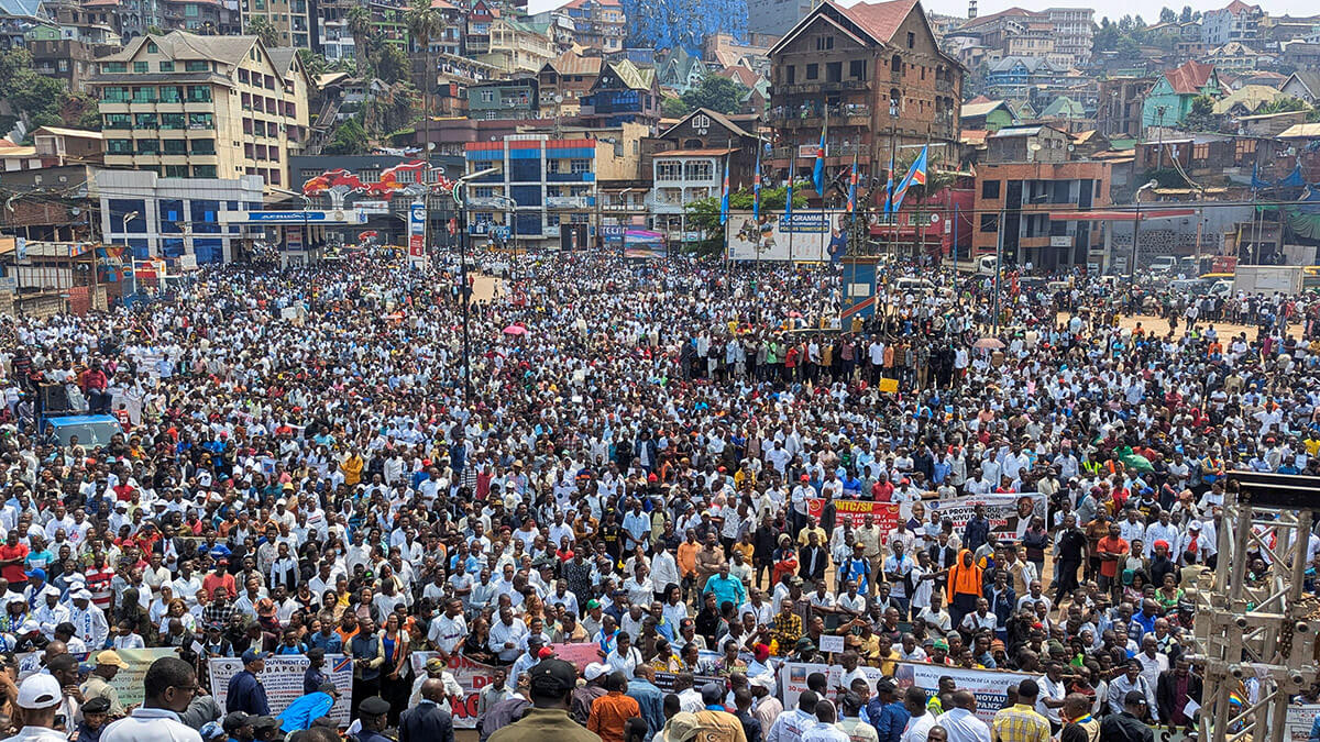 <p>Manifestantes congoleños asisten a una protesta contra Ruanda, en medio de tensiones tras un enfrentamiento en Goma entre rebeldes del M23 y las Fuerzas Armadas de la República Democrática del Congo (FARDC); en Bukavu, este de la República Democrática del Congo, el 27 de enero de 2025 - REUTERS/ VICTOIRE MUKENGE</p>