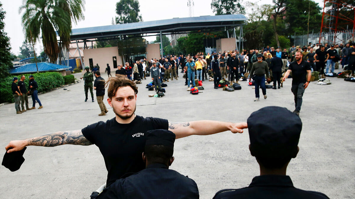 <p>Un mercenario rumano es sometido a un control mientras es evacuado de Goma, en el este de la República Democrática del Congo (RDC), en medio de un conflicto entre los rebeldes del M23 y las Fuerzas Armadas de la República Democrática del Congo (FARDC), en el cruce fronterizo de la Grande Barrier, visto desde el lado de Gisenyi en Ruanda, el 29 de enero de 2025 - REUTERS/ THOMAS MUKOYA</p>