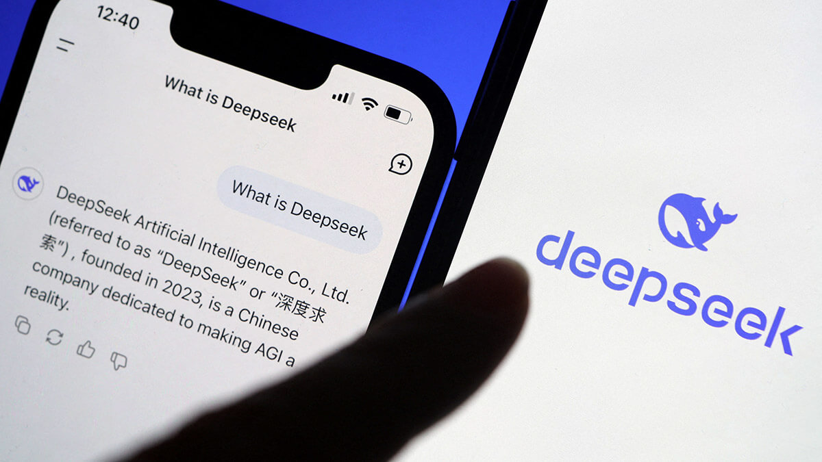 <p>El logotipo de DeepSeek junto a su aplicación de asistente de inteligencia artificial en un teléfono móvil - REUTERS/ DADO RUVIC</p>
