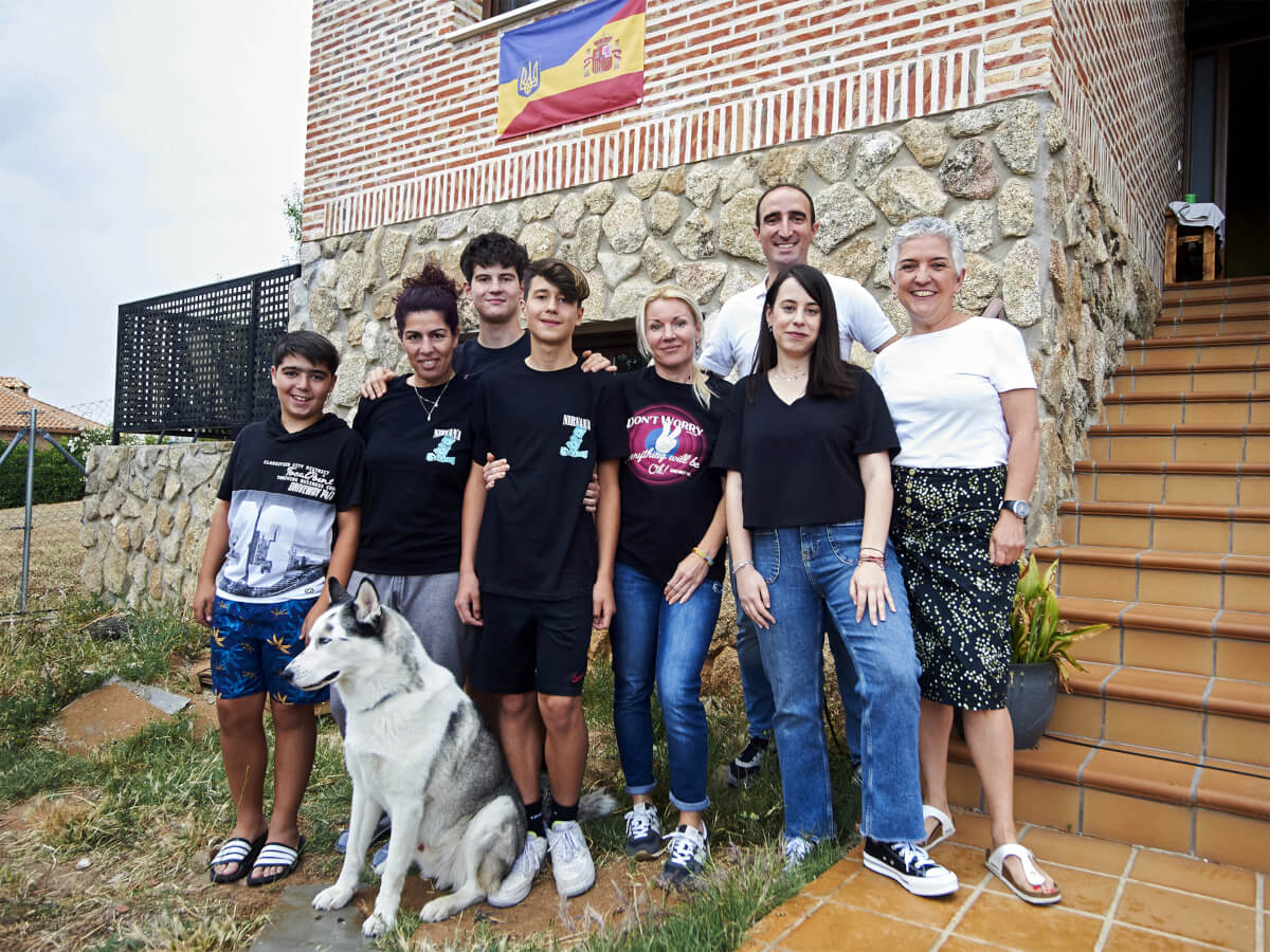 <p>Las dos familias posan juntas - Pedro Sánchez. Fundación "la Caixa"</p>