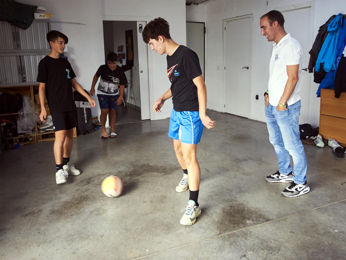 <p>Illia y Alosha juegan con Iker a fútbol, una de sus vías de escape - Pedro Sánchez. Fundación "la Caixa"</p>
