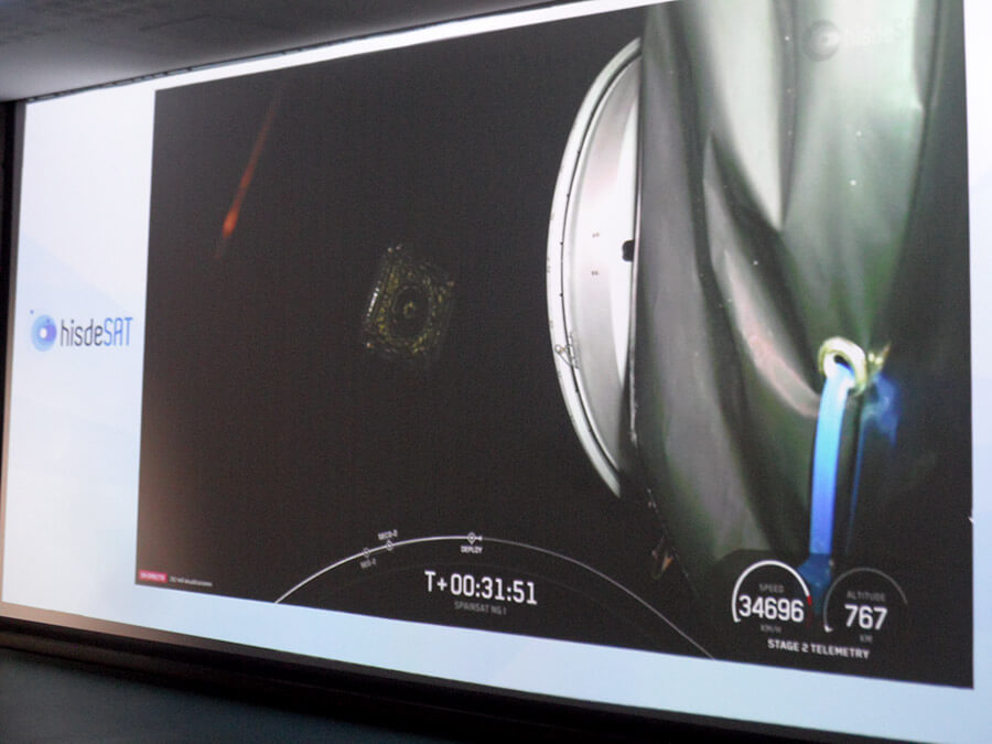 A los 31 minutos y 51 segundos del despegue, la segunda etapa del Falcón 9 de Elon Musk suelta al espacio exterior al NG-1 (izquierda), a 767 kilómetros de altura de la Tierra y a una velocidad de 34.697 kilómetros por hora - PHOTO/JPons