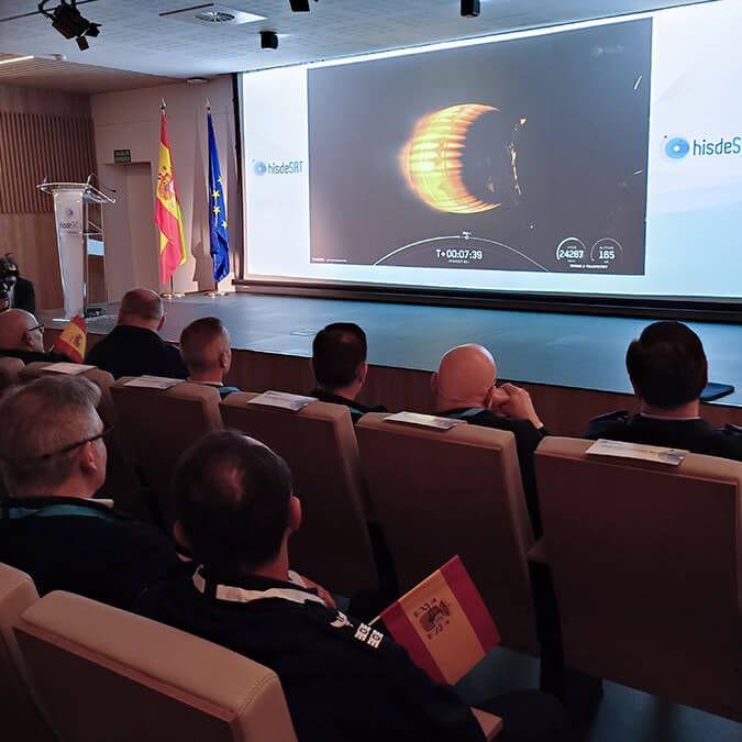 Motor de propulsión de la segunda etapa del Falcón en pleno encendido. SpaceX retransmitió en directo el lanzamiento, desde 15 minutos antes del despegue hasta segundos después de la suelta del NG-1 - PHOTO/JPons