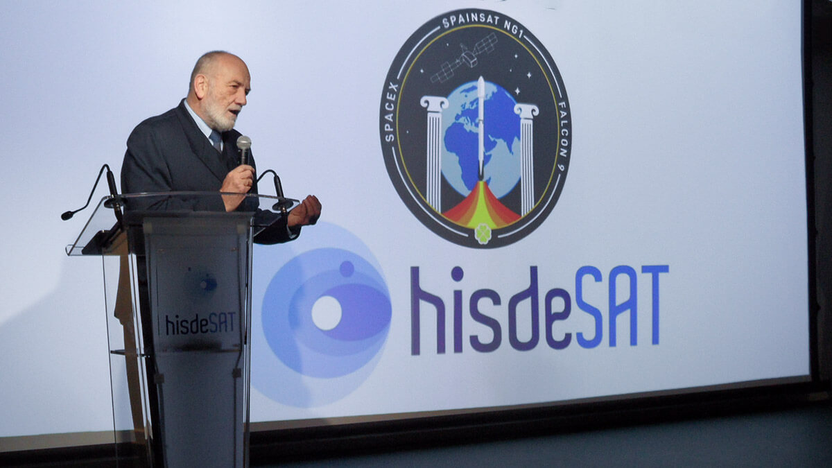 El director de Estrategia y Relaciones Institucionales de Hisdesat, el general Carlos de salas, explica el logotipo que SpaceX ha dibujado para la misión, en el que destacan las columnas de Hércules del escudo de España - PHOTO/JPons