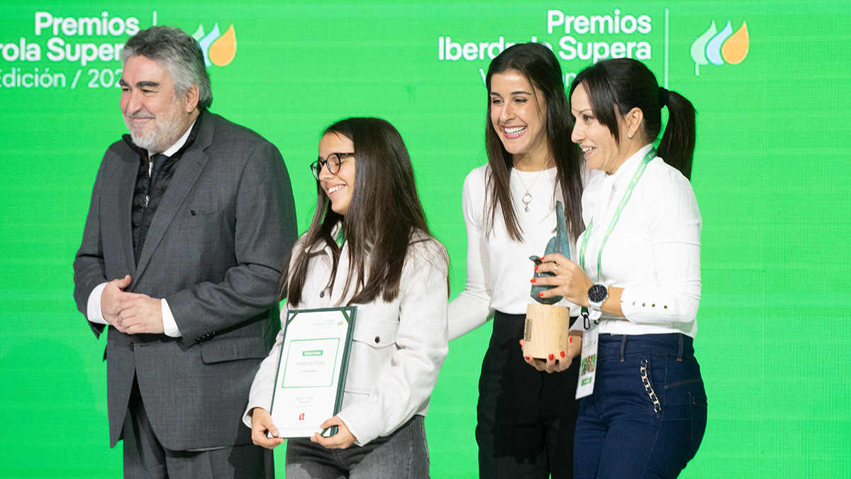 El presidente del Consejo Superior de Deportes, José Manuel Rodríguez Uribes y la campeona de bádminton, Carolina Marín, junto a las ganadoras del Premio Iberdrola Supera Base