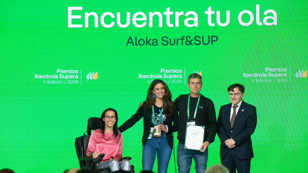 Los responsables de Aloka Surf & SUP Eskola, con el Premio Supera Inclusión - ATALAYAR/GUILLERMO LÓPEZ