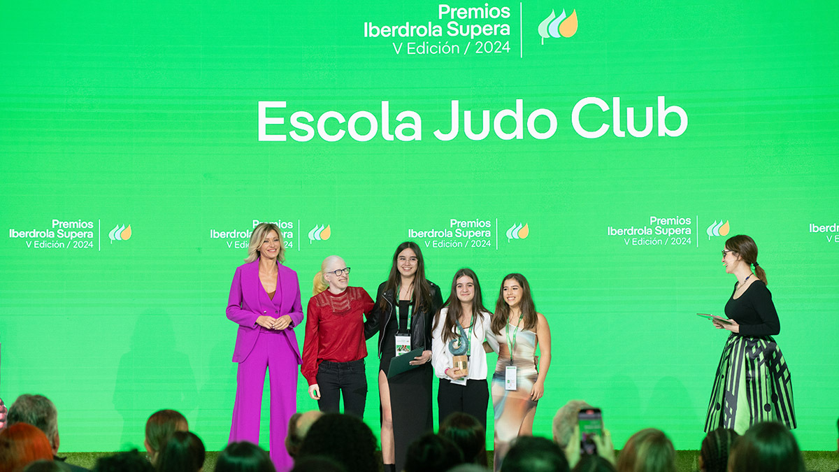 La Escola Judo Club recibe el Premio Supera Rural de manos de la periodista Susanna Griso - ATALAYAR/GUILLERMO LÓPEZ